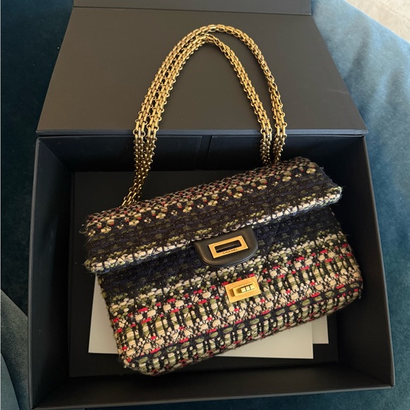 CHANEL TWEED 2.55 REISSUE  w/ BIJOUX CHAIN - Picture 2 of 16